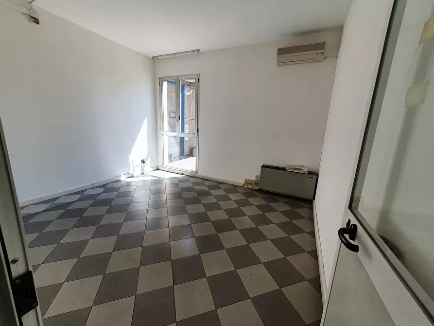 Immagine 13 di Attività artigianale in affitto  a Santarcangelo Di Romagna