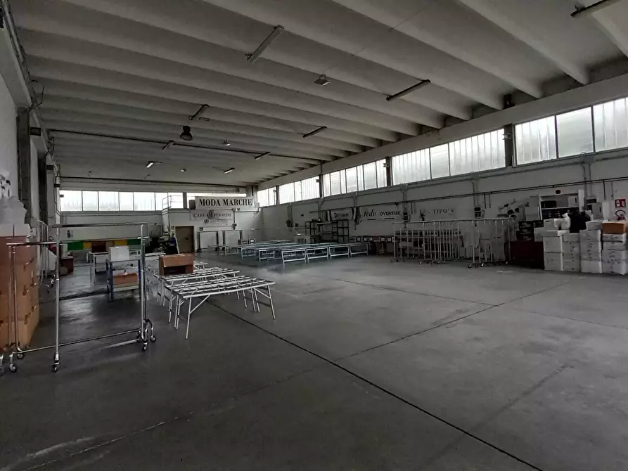 Immagine 3 di Attività artigianale in affitto  in Via Marecchiese 309 a Rimini