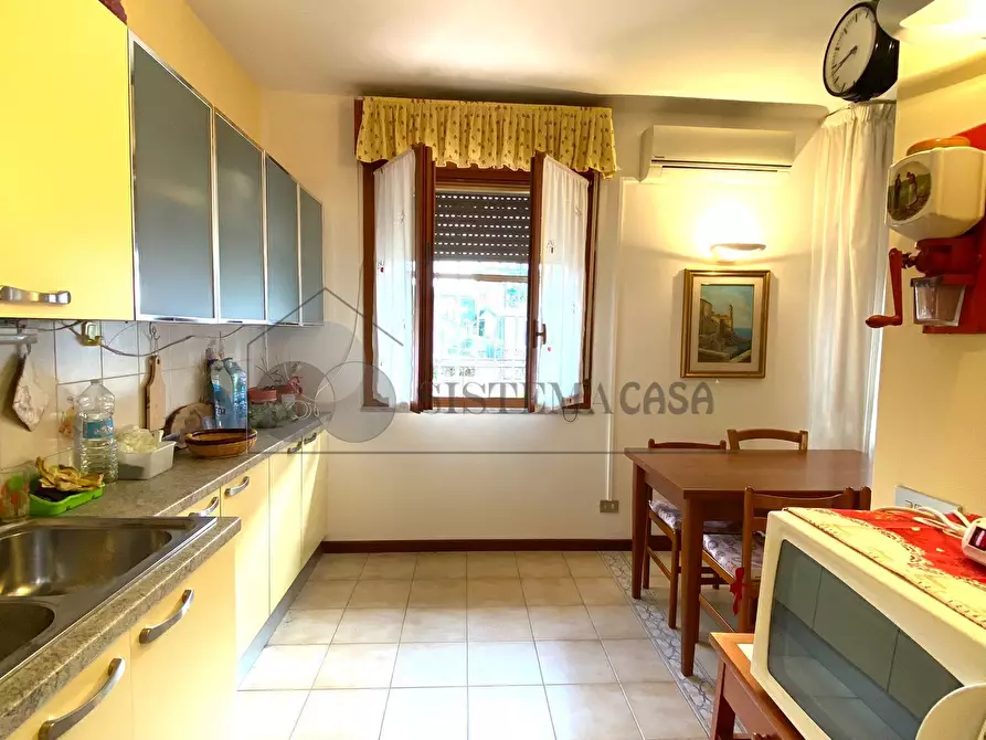 Immagine 5 di Trilocale in vendita  in Piazza Garibaldi 9 a Follo