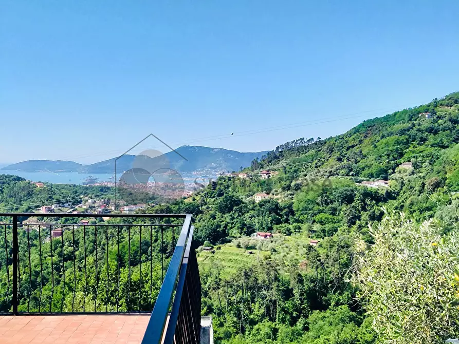 Immagine 15 di Villa in vendita  in Via Fratelli Aristide e Alduino Castellini 8 a Vezzano Ligure
