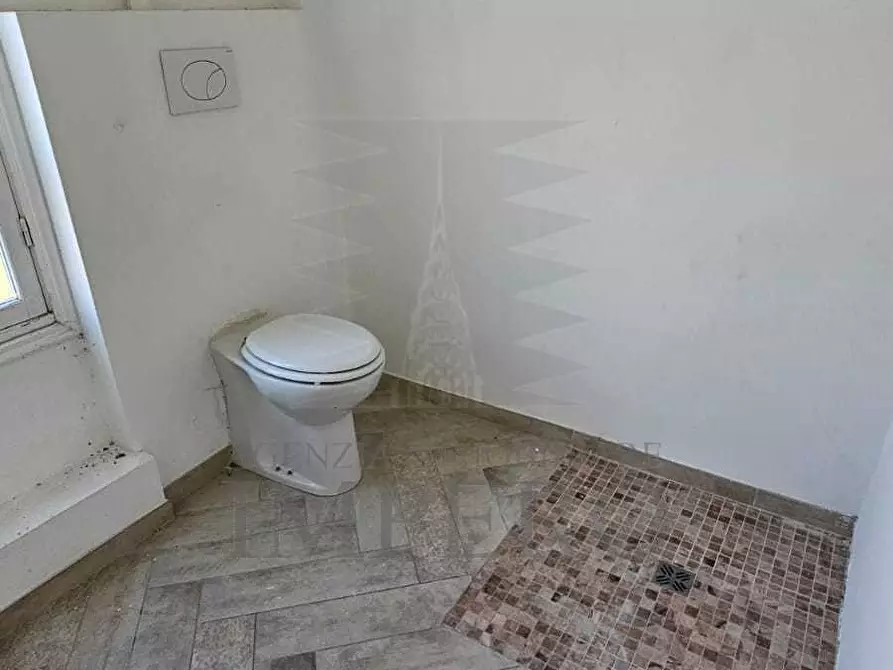 Immagine 10 di Locale commerciale in vendita  in Corso Nizza 97F a Ventimiglia