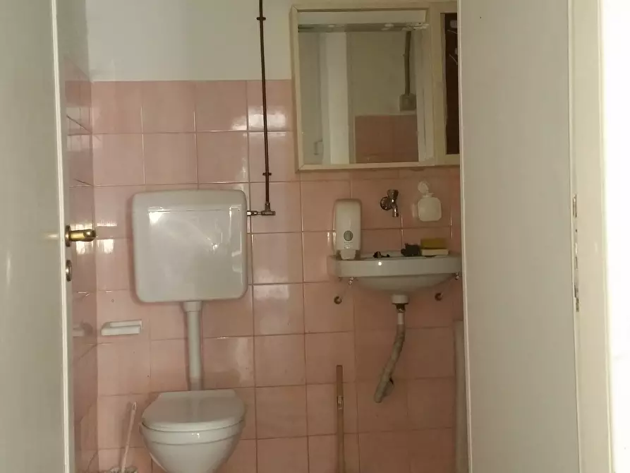 Immagine 5 di Locale commerciale in affitto  a Francavilla Al Mare