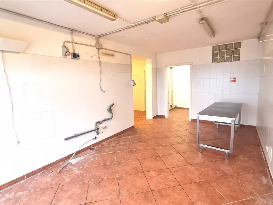 Immagine 8 di Locale commerciale in vendita  in strada cava in vigatto 222 a Parma