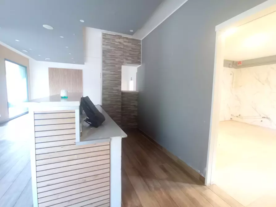 Immagine 11 di Locale commerciale in vendita  a Modena