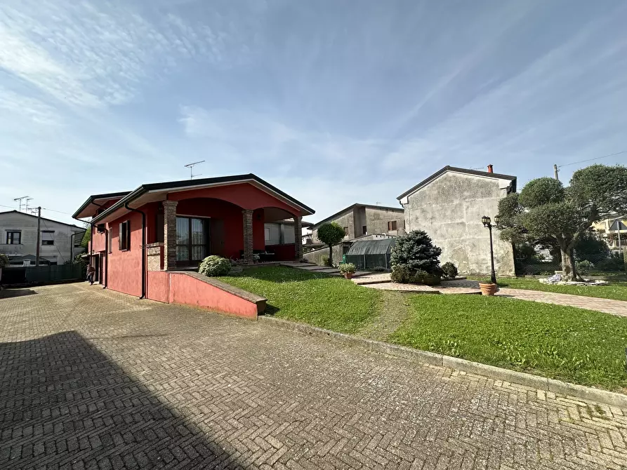 Immagine 1 di Villa in vendita  in Viale dei Mille a Rovigo