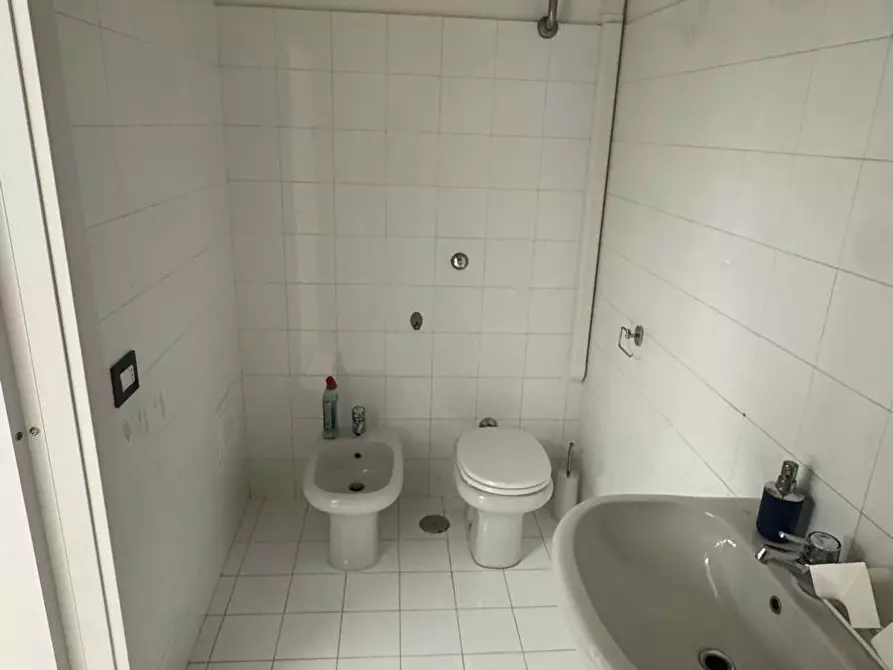 Immagine 12 di Locale commerciale in vendita  in VIA VITTORIO VENETO a Monopoli