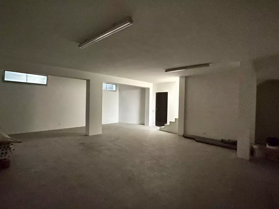 Immagine 10 di Locale commerciale in vendita  in VIA VITTORIO VENETO a Monopoli