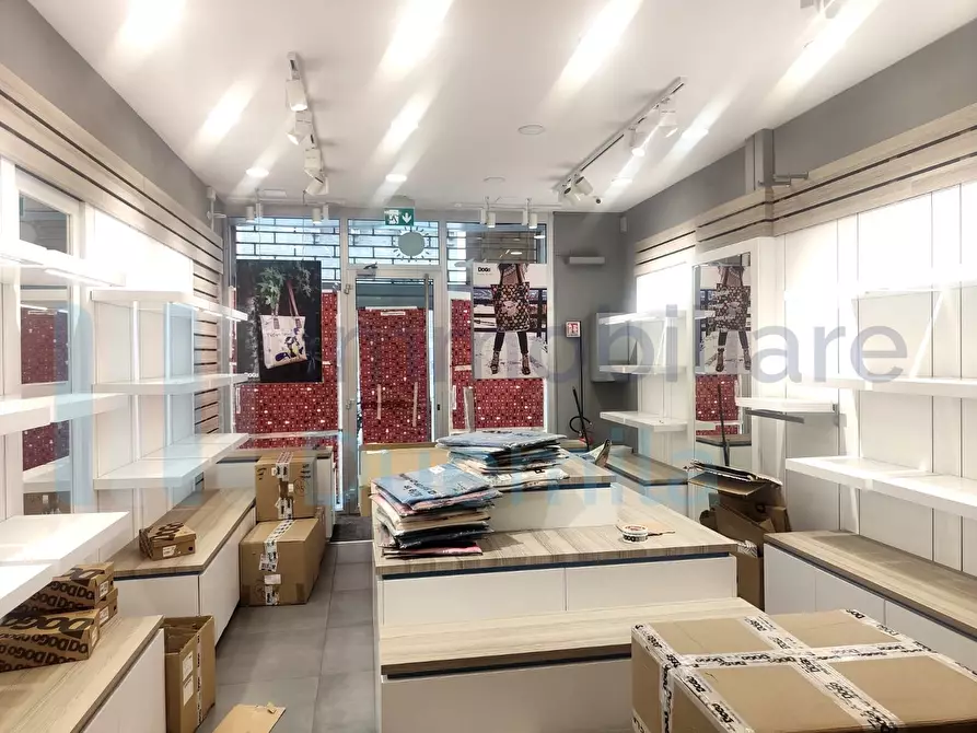 Immagine 2 di Locale commerciale in affitto  a Bologna