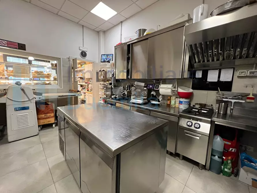 Immagine 10 di Attività artigianale in vendita  a Bologna