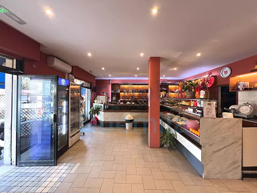 Immagine 2 di Locale commerciale in vendita  a Bologna