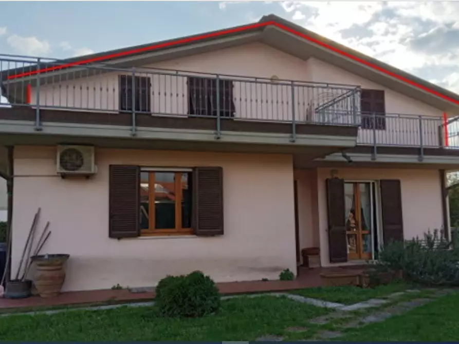 Immagine 1 di Villa in vendita  in Via Pietrasanta 73 a Massa