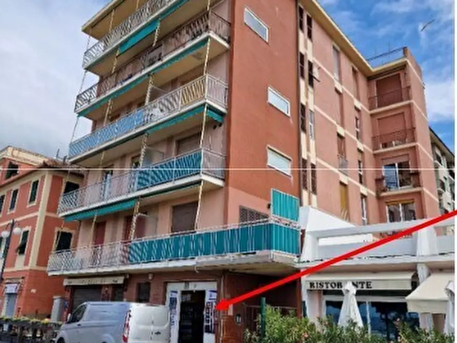 Immagine 1 di Locale commerciale in vendita  in Corso Valparaiso 62 a Chiavari
