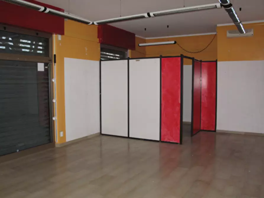Immagine 3 di Locale commerciale in vendita  in Via Fratelli Canepa 48D a Serra Riccò