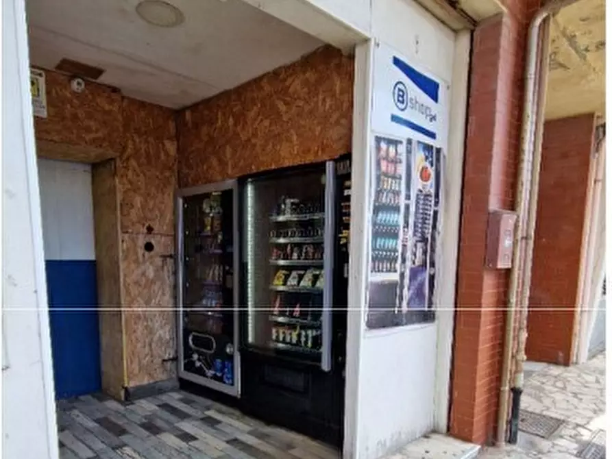 Immagine 8 di Locale commerciale in vendita  in Corso Valparaiso 62 a Chiavari