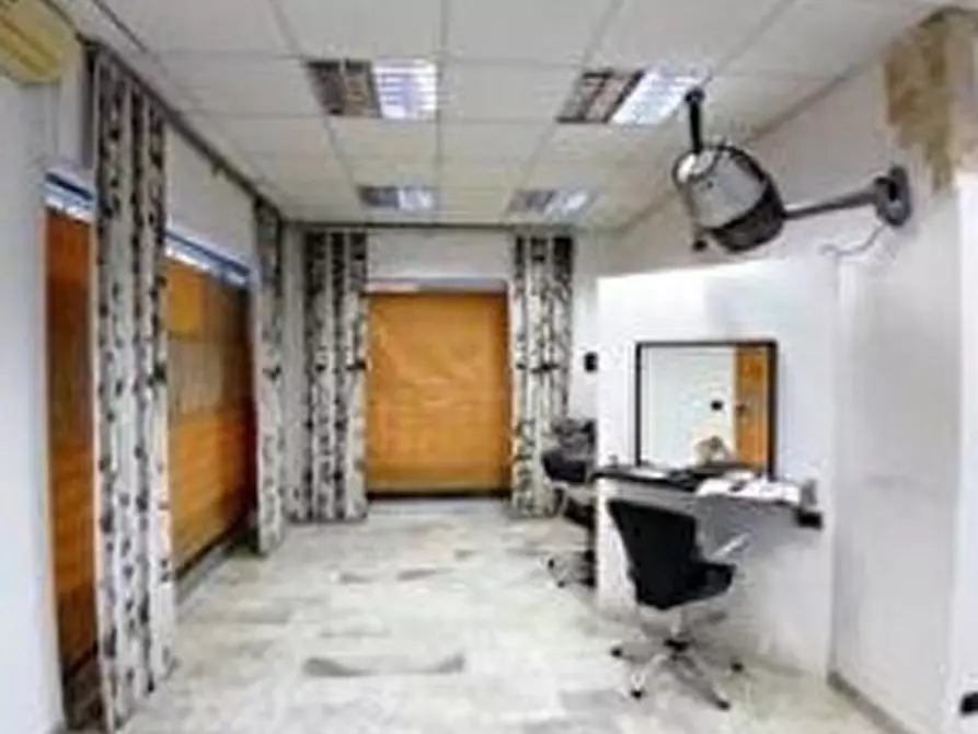 Immagine 3 di Locale commerciale in vendita  in Via delle Trincee 28 a Savona