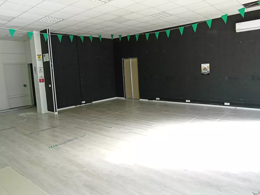 Immagine 3 di Locale commerciale in affitto  a Ragusa