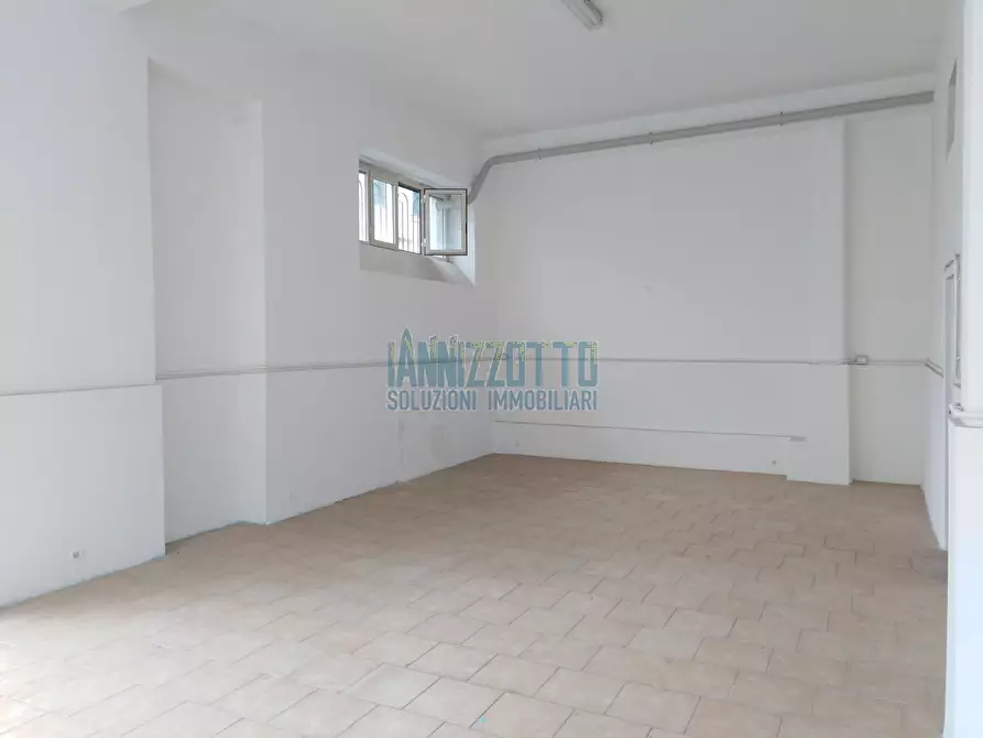 Immagine 2 di Locale commerciale in affitto  a Ragusa