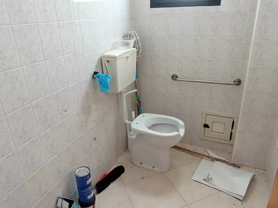 Immagine 11 di Locale commerciale in vendita  a Ragusa