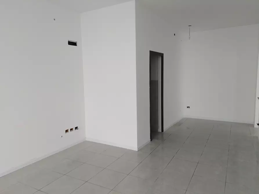 Immagine 8 di Locale commerciale in affitto  a Ragusa