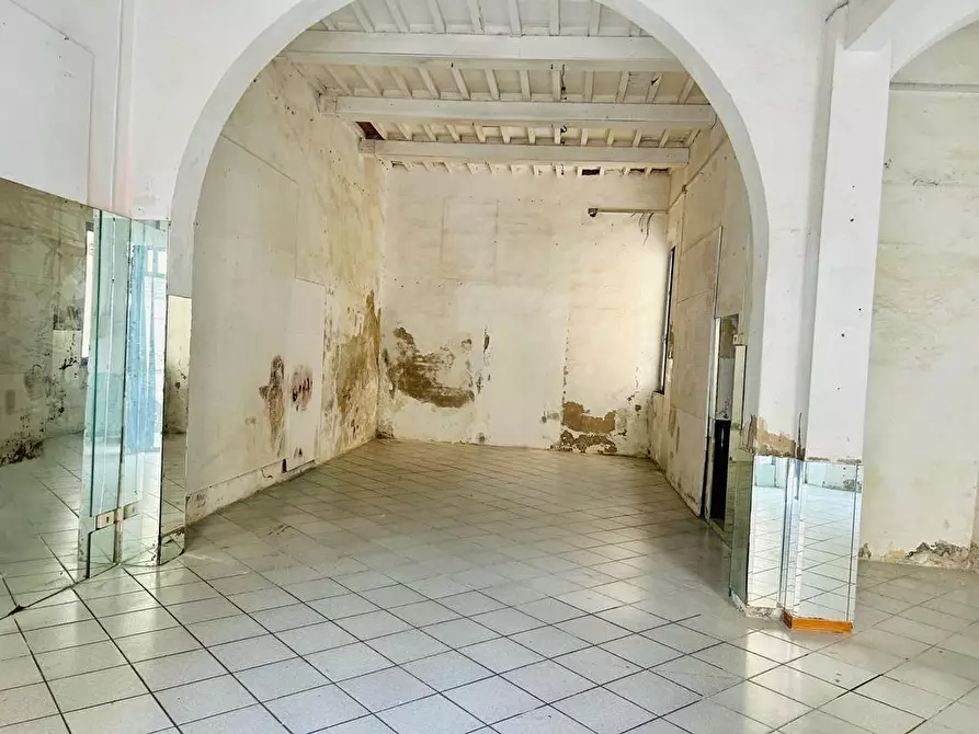 Immagine 9 di Locale commerciale in vendita  a Piombino