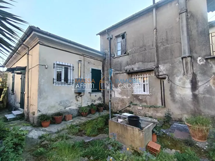 Immagine 3 di Casa indipendente in vendita  in Via Petroniano 10 a Massa