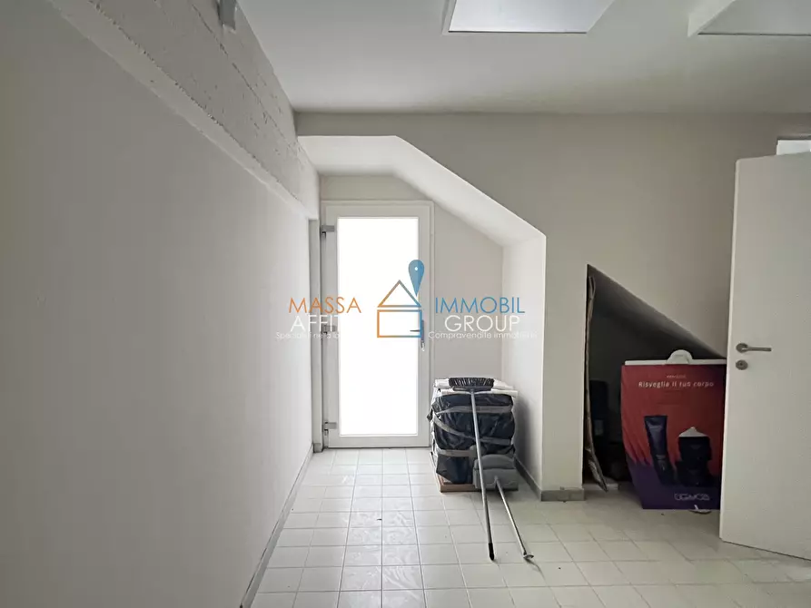 Immagine 19 di Locale commerciale in affitto  in Viale Roma 203 a Massa