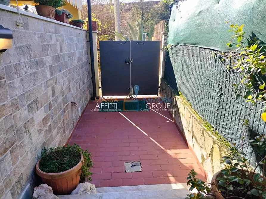 Immagine 22 di Quadrilocale in vendita  in Via Lago 37 a Montignoso