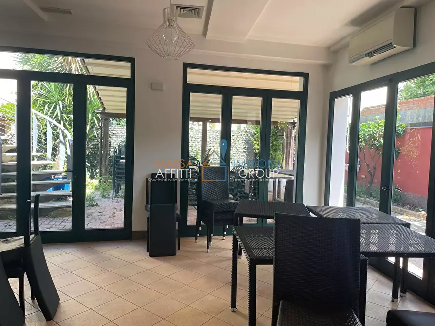 Immagine 13 di Locale commerciale in vendita  in Via Democrazia 64 a Massa