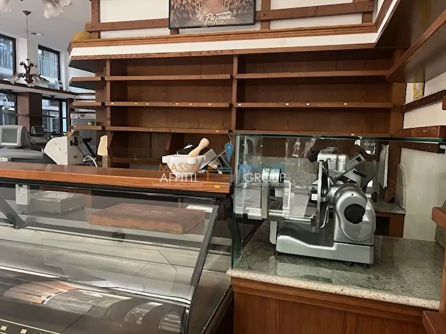 Immagine 7 di Locale commerciale in vendita  in Piazza Felice Palma 37 a Massa