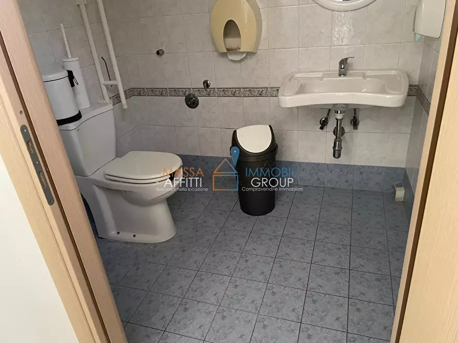 Immagine 48 di Locale commerciale in affitto  in Via Democrazia 64 a Massa