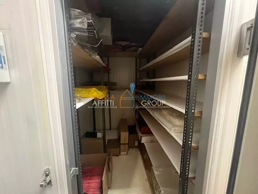 Immagine 20 di Locale commerciale in vendita  in Piazza Felice Palma 37 a Massa