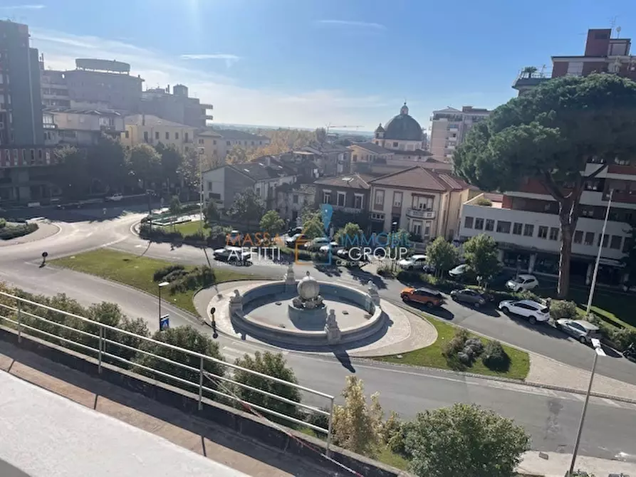 Immagine 1 di Pentalocale in vendita  in Viale Giacomo Puccini 26 a Massa