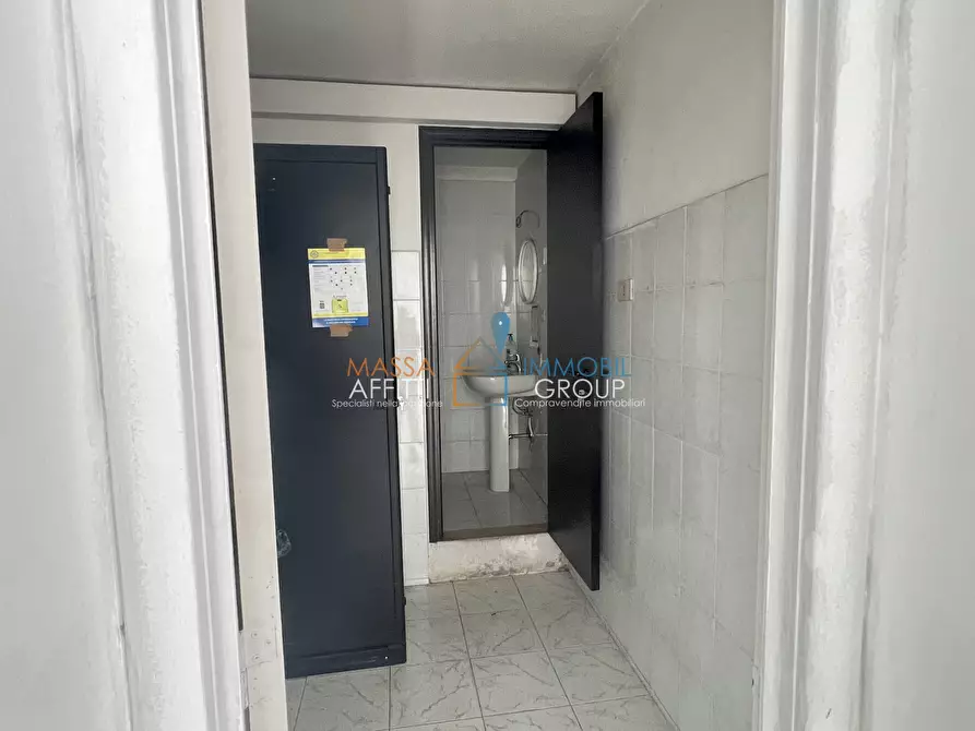 Immagine 17 di Locale commerciale in affitto  in Viale XX Settembre 199 a Carrara