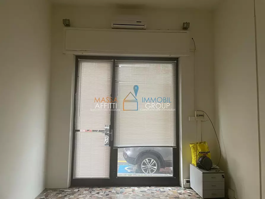 Immagine 1 di Locale commerciale in vendita  in Via Antonio Pacinotti 22 a Massa