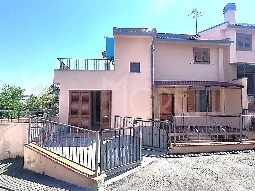 Immagine 1 di Villetta a schiera in vendita  in Via del Pino a Livorno