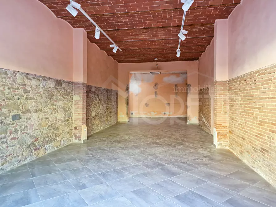 Immagine 2 di Locale commerciale in affitto  in Via Roma a Collesalvetti