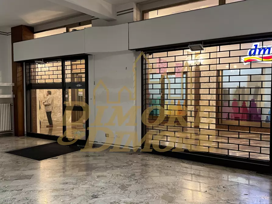 Immagine 5 di Locale commerciale in vendita  a Varese