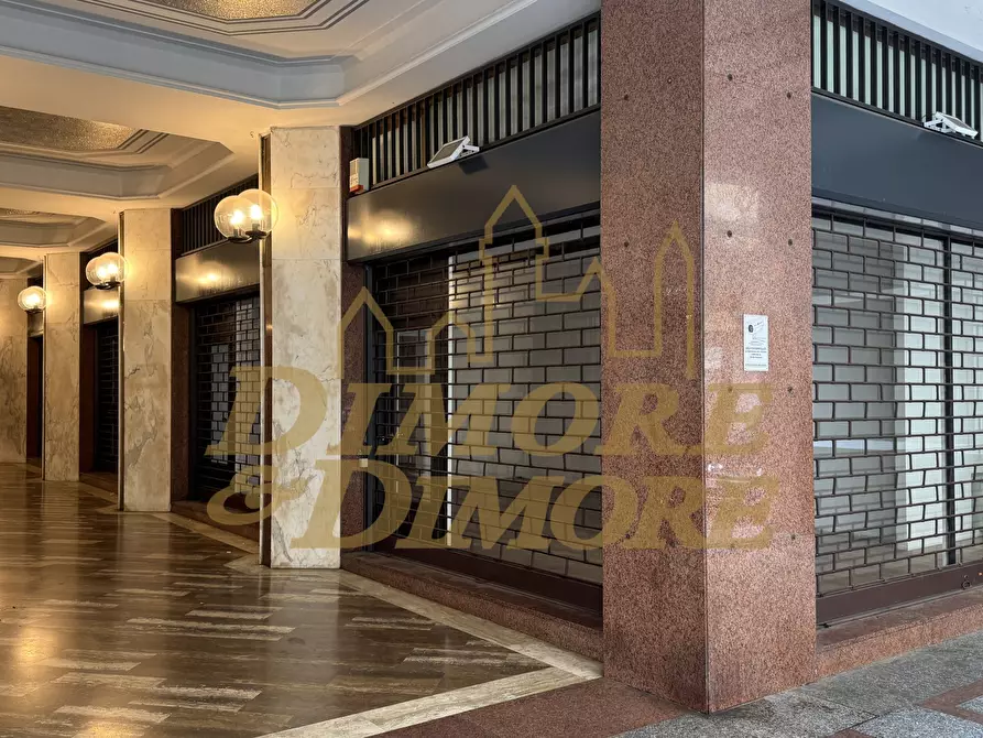 Immagine 2 di Locale commerciale in vendita  a Varese