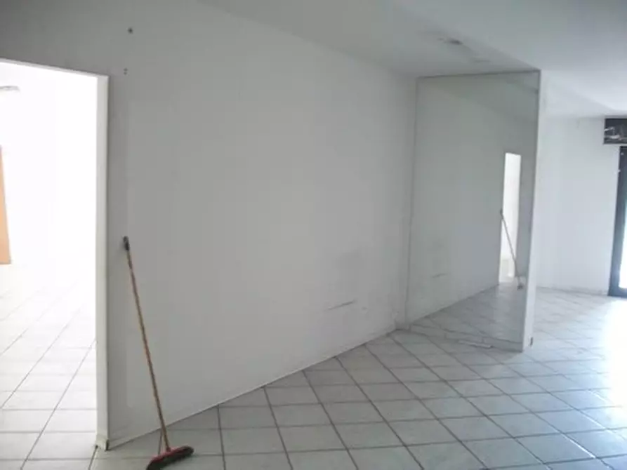 Immagine 8 di Locale commerciale in affitto  in VIA I.SILONE a Lanciano