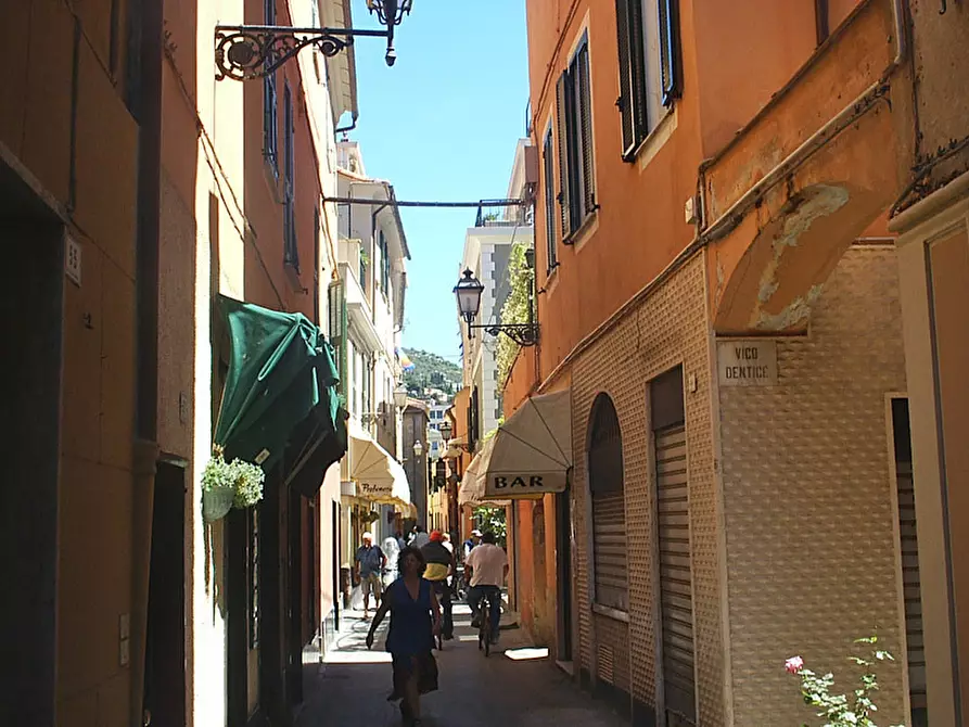 Immagine 1 di Locale commerciale in vendita  in Corso Dante Alighieri 13 a Alassio