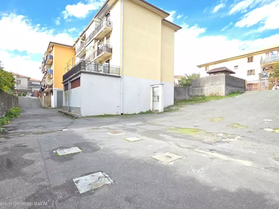 Immagine 2 di Locale commerciale in vendita  a Tremestieri Etneo