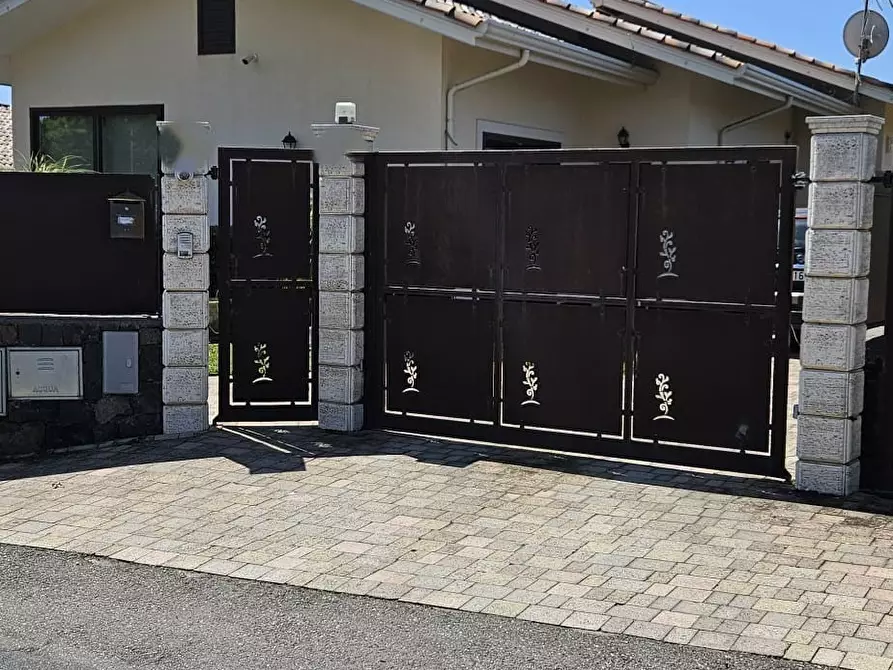 Immagine 35 di Villa in vendita  a Pedara