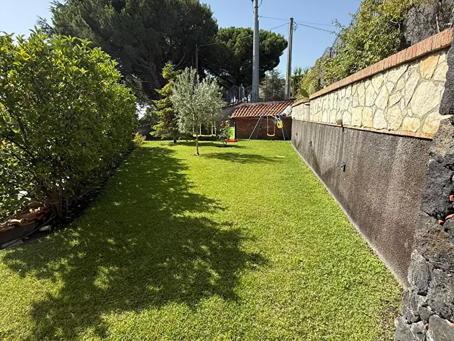 Immagine 4 di Villa in vendita  a Nicolosi