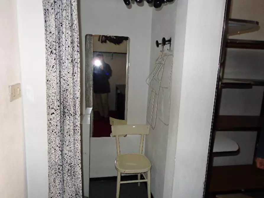 Immagine 4 di Locale commerciale in vendita  in Piazza Giovanni Tarello 3 a Genova