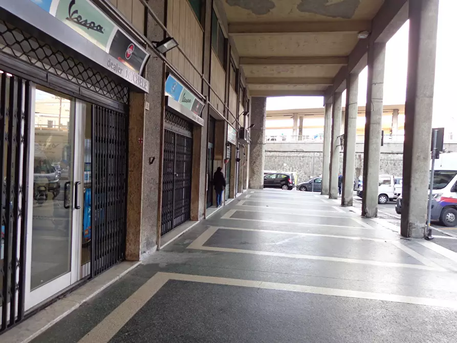 Immagine 4 di Locale commerciale in vendita  in Via Tullio Molteni 7R 9R a Genova