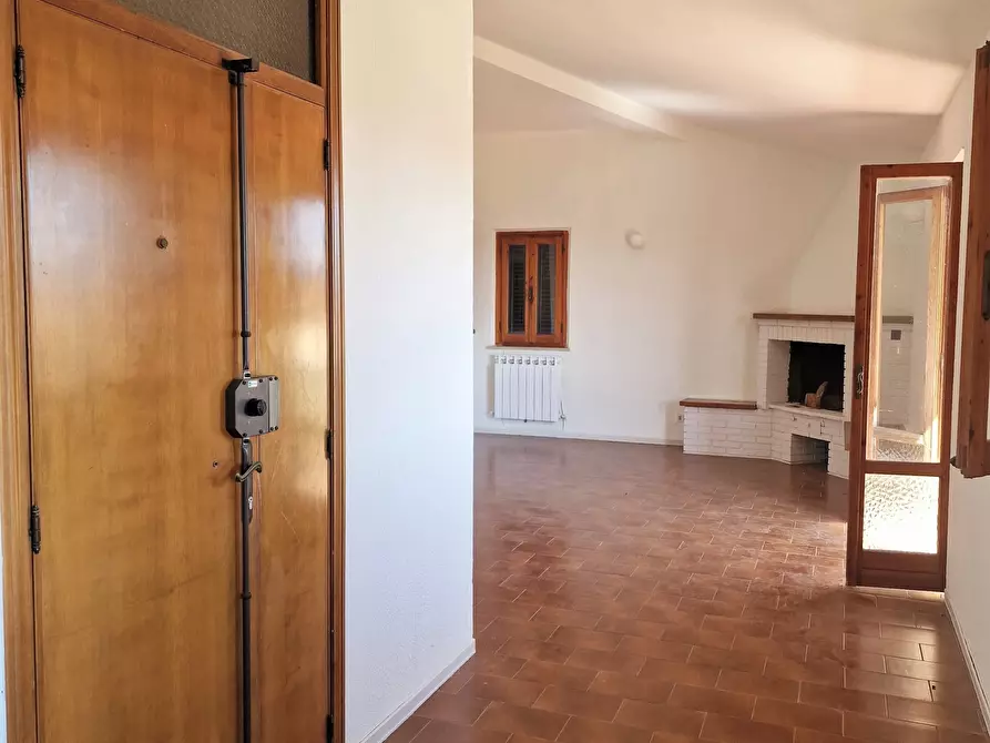 Immagine 3 di Pentalocale in vendita  in Via della Martinella 9A a Passignano Sul Trasimeno