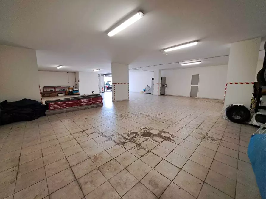 Immagine 12 di Locale commerciale in vendita  a Lanciano