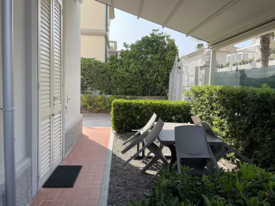 Immagine 2 di Villa in vendita  in Viale della Vittoria a Cecina