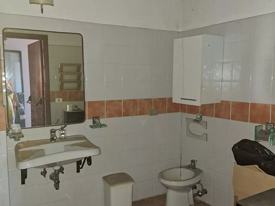 Immagine 20 di Locale commerciale in vendita  in Largo G. Roncacci 9 a Morlupo