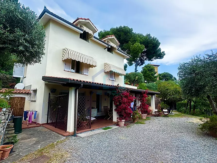 Immagine 3 di Villa in vendita  in Viale Vittorio Veneto 31 a Imperia